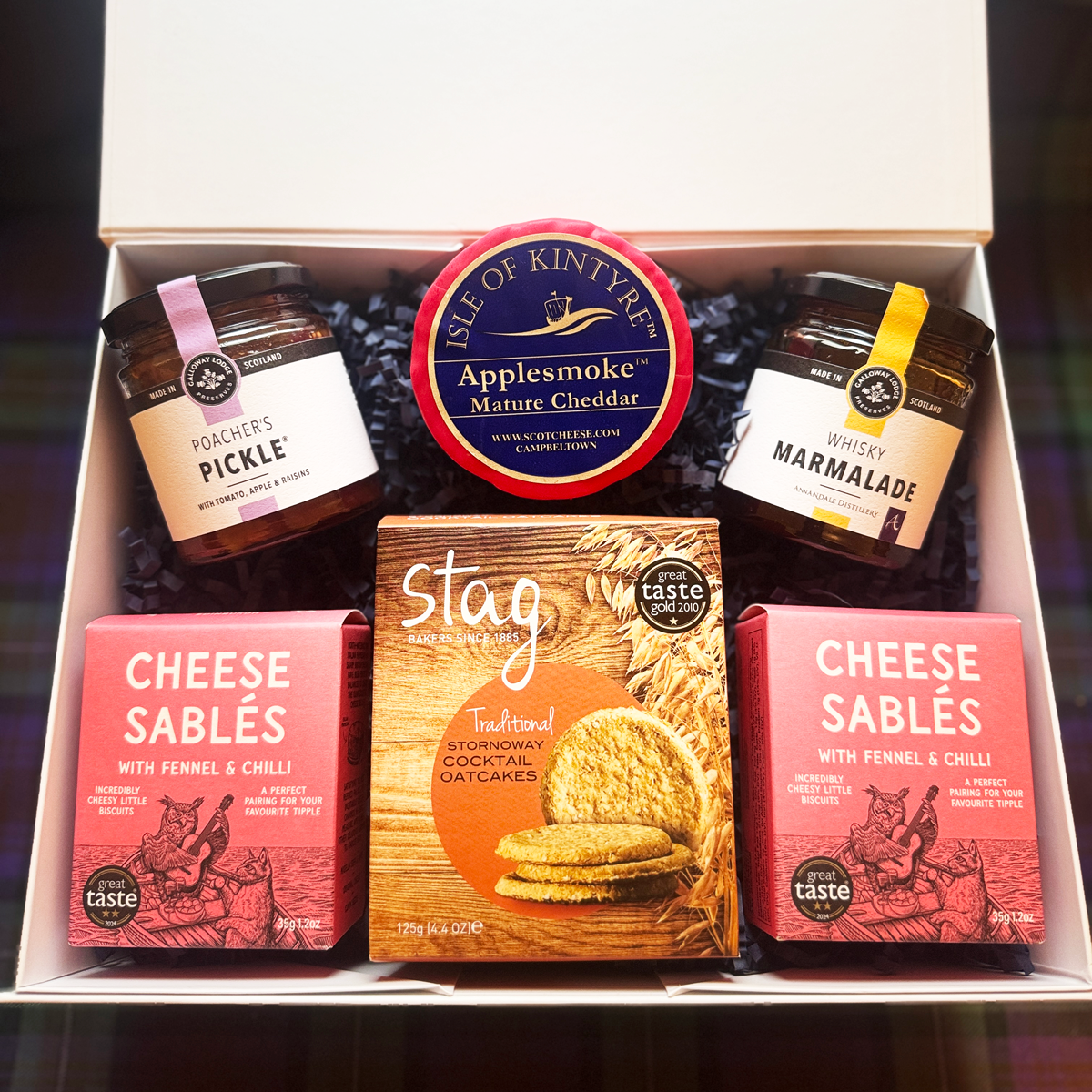 Scottish savoury gift box with cheddar cheese, oatcakes and chutneys